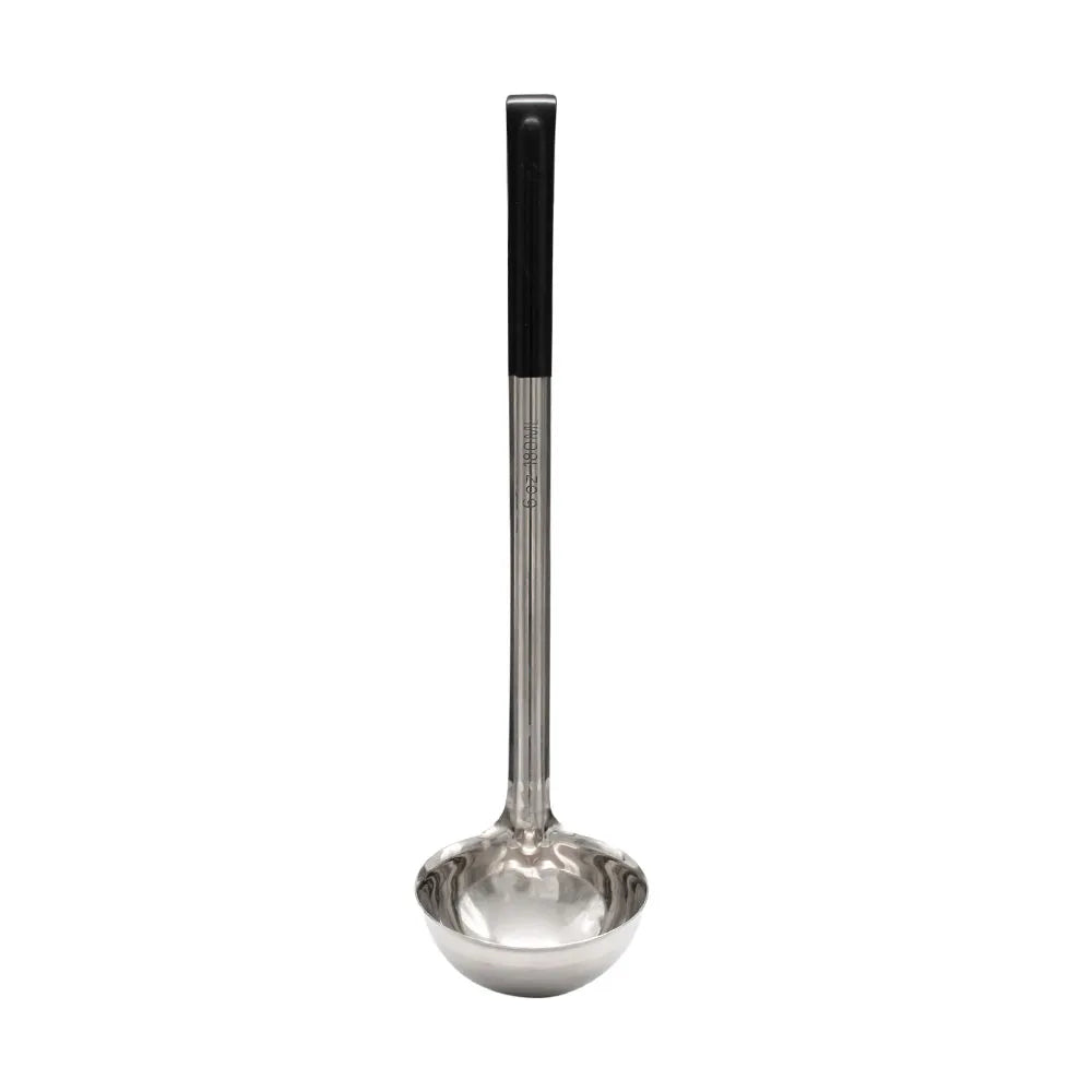 Cucharón de acero inoxidable con mango negro 6 oz